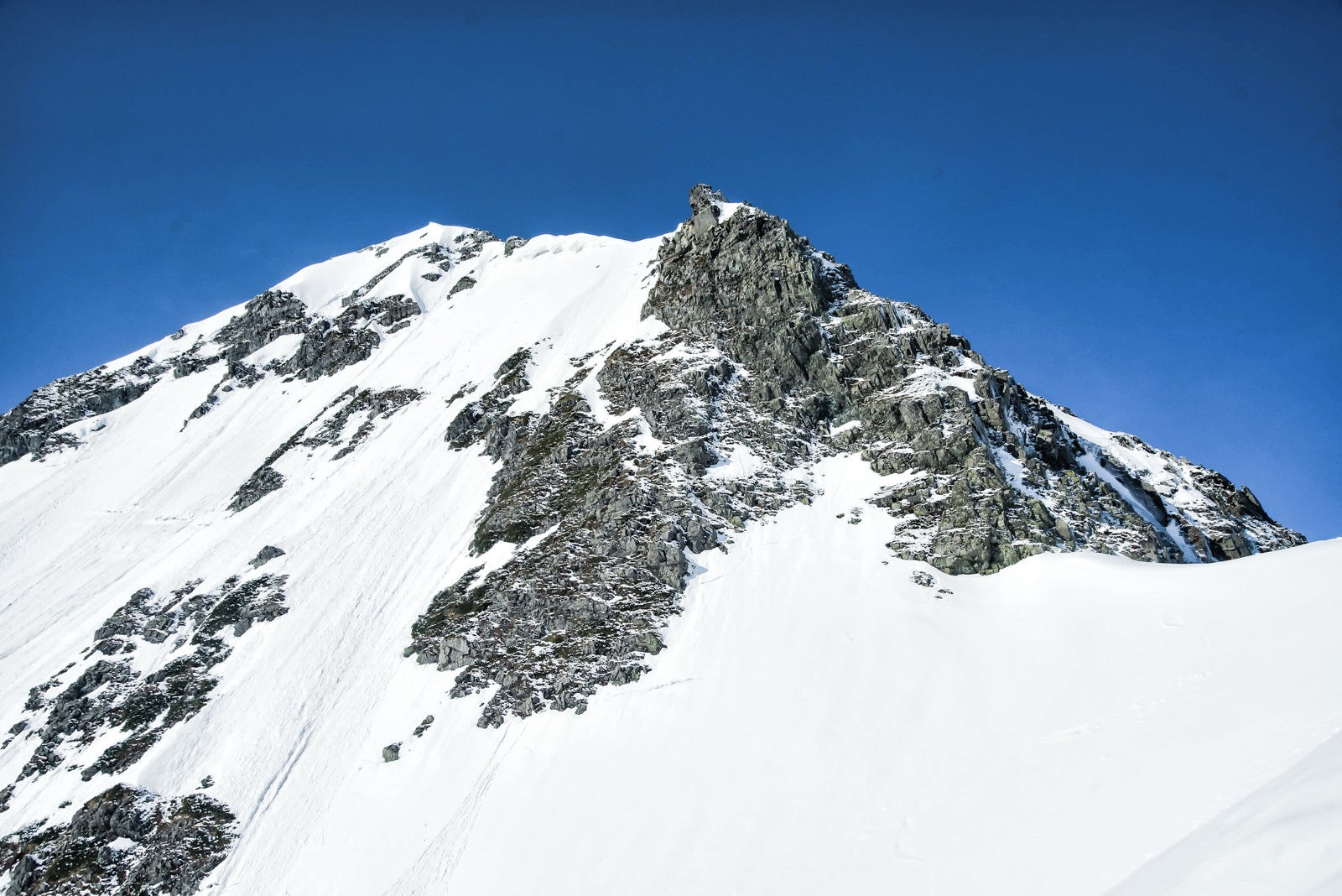 「残雪の奥穂高岳の岩壁（飛騨山脈）」の写真