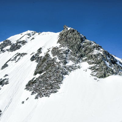 残雪の奥穂高岳の岩壁（飛騨山脈）の写真