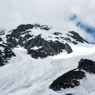 冬のあずき沢と奥穂高岳（飛騨山脈）の写真