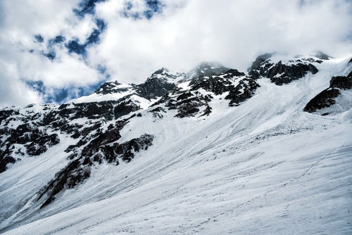 雪崩跡の残るあずき沢（飛騨山脈）の写真