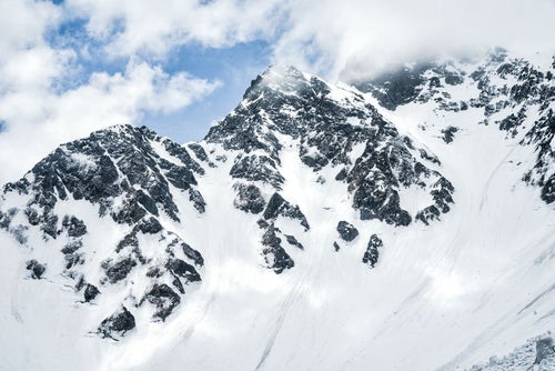 前穂高岳北尾根の雪の断崖（北アルプス）の写真