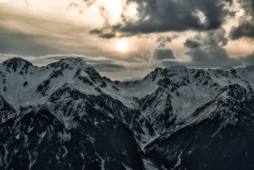 冬山の大キレットに落ちる夕日の写真