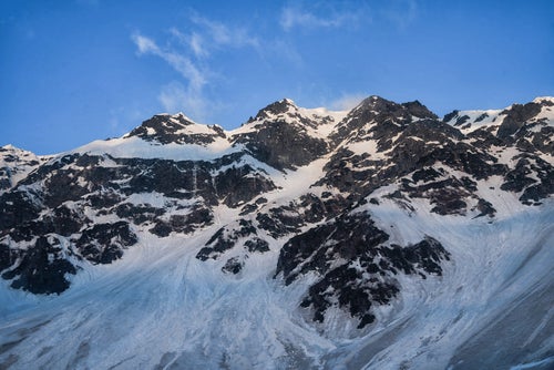 日に照らされた冬の奥穂高岳 （飛騨山脈）の写真