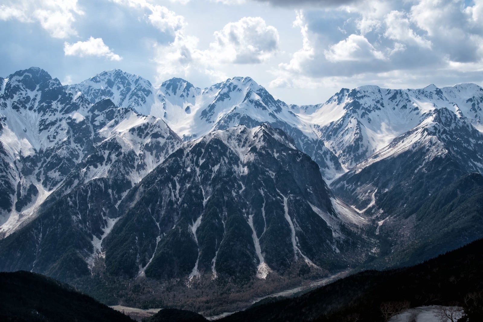 「蝶ヶ岳から見下ろす巨大な屏風岩（飛騨山脈）」の写真