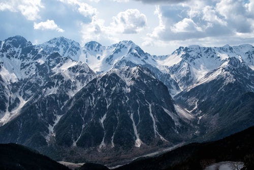 蝶ヶ岳から見下ろす巨大な屏風岩（飛騨山脈）の写真