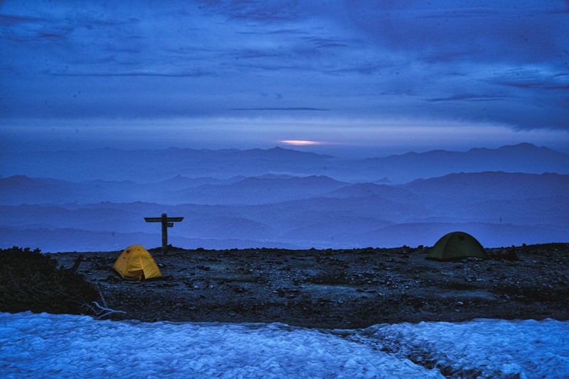 蝶ヶ岳山頂から見える朝焼け（飛騨山脈）の写真