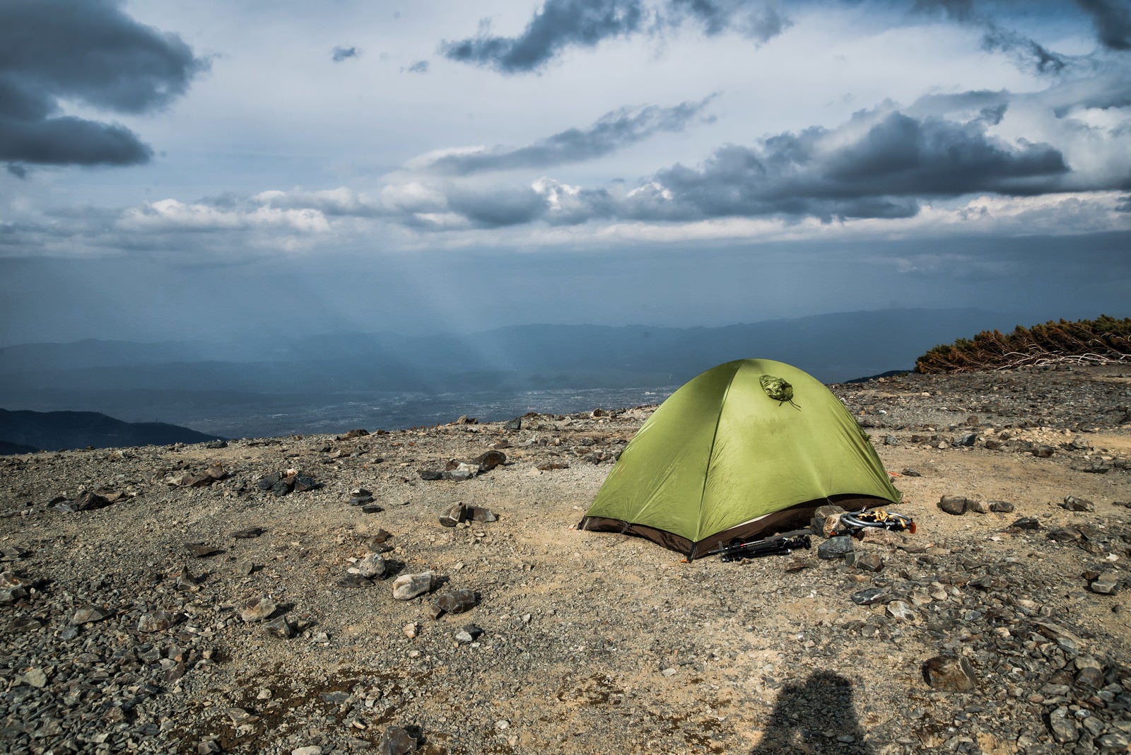 「蝶ヶ岳山頂に設置されたテント（飛騨山脈）」の写真