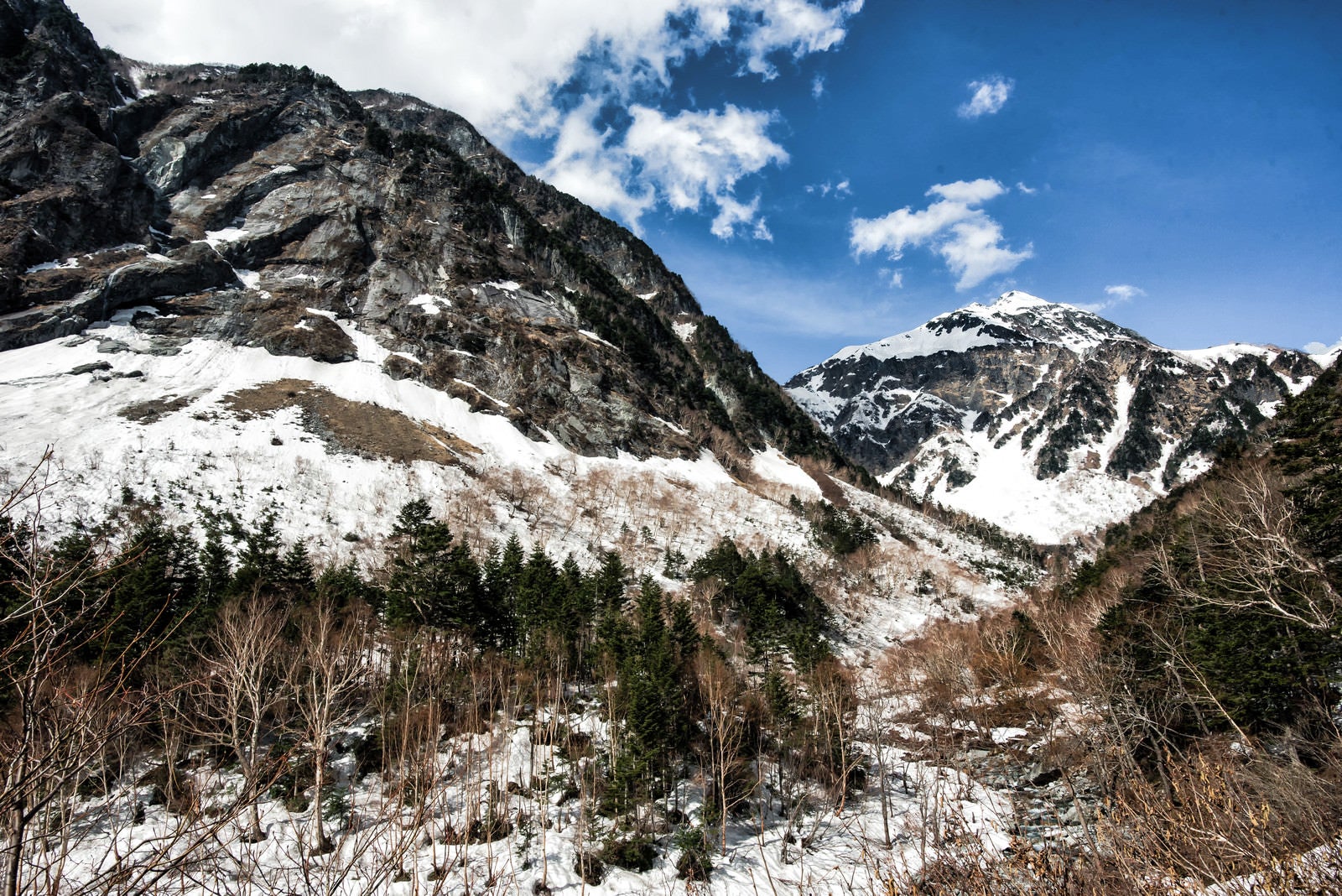 「屏風岩と残雪の北穂高岳（北アルプス）」の写真