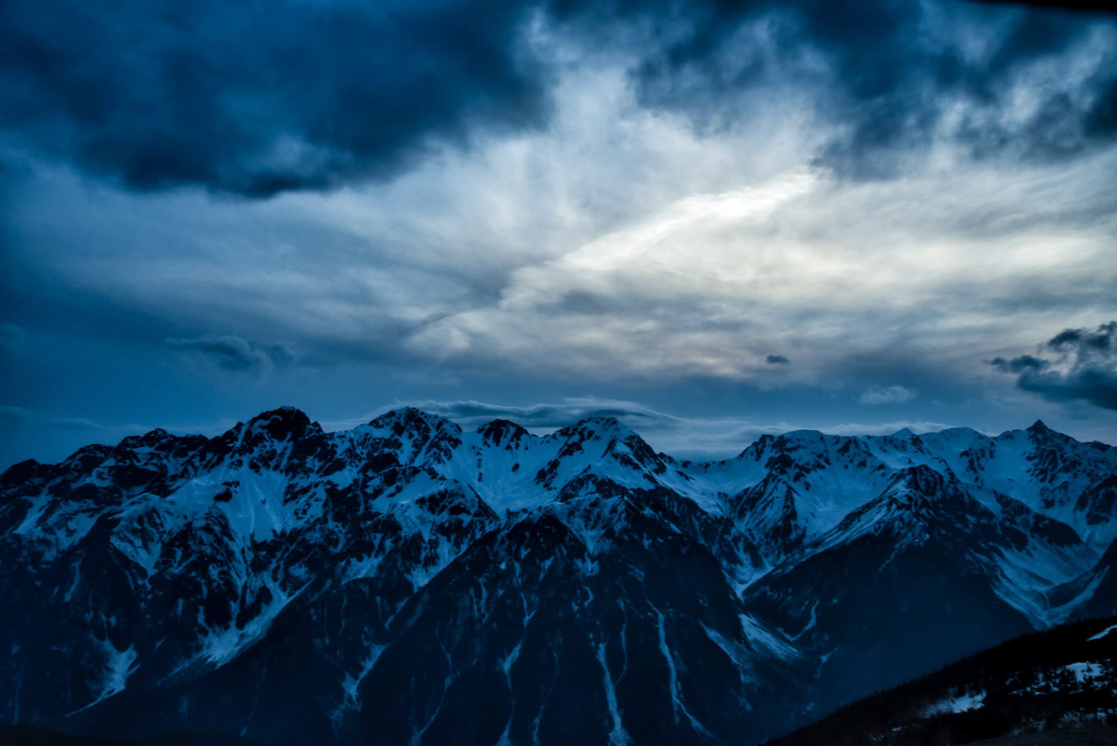 「飛騨山脈にかかる傘雲」の写真