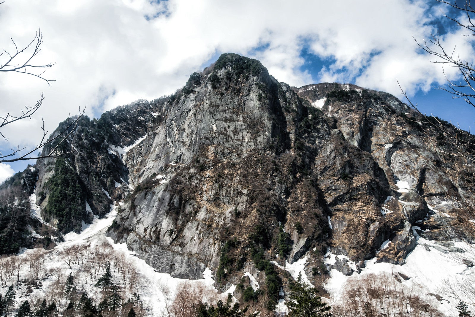 「雪残る屏風岩の一枚岩」の写真