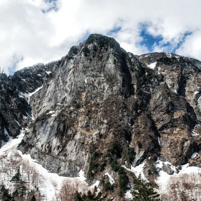 雪残る屏風岩の一枚岩の写真