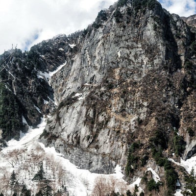 雪残る屏風岩の存在感の写真