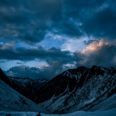 残雪期の涸沢の夕暮れ（常念山脈方面）の写真