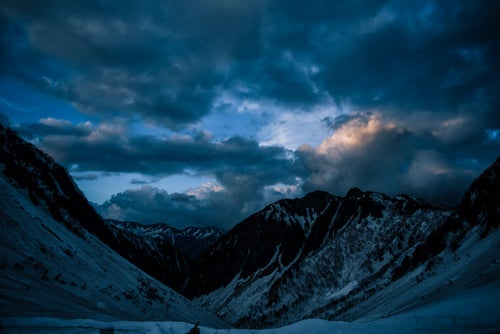 残雪期の涸沢の夕暮れ（常念山脈方面）の写真