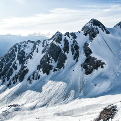 雪で覆われた涸沢ヒュッテと前穂高岳北尾根（北アルプス）の写真