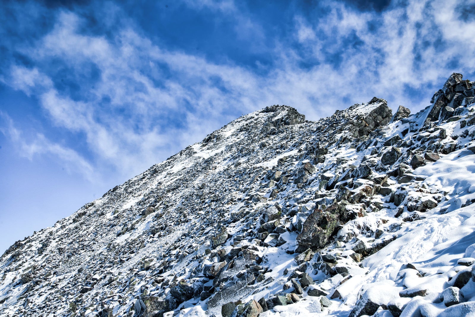 「雪残る涸沢岳頂上への道（北アルプス）」の写真