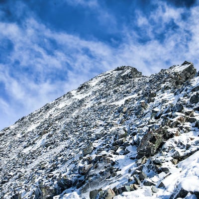 雪残る涸沢岳頂上への道（北アルプス）の写真