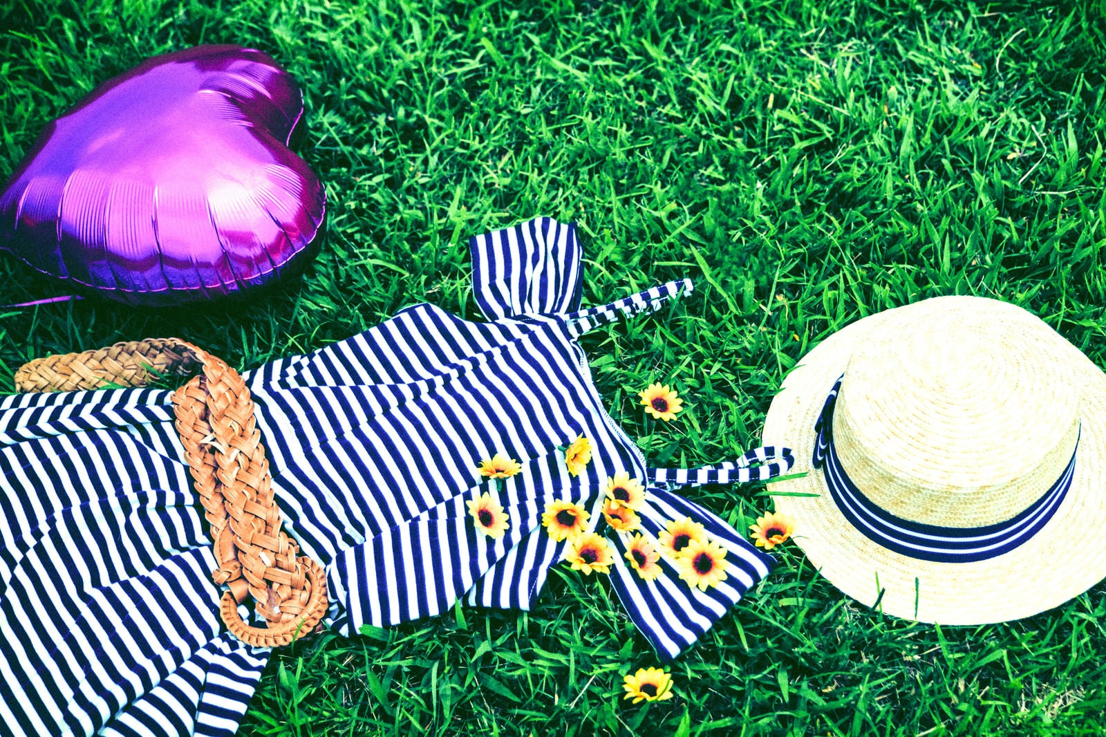 「麦わら帽子と女子の夏服」の写真
