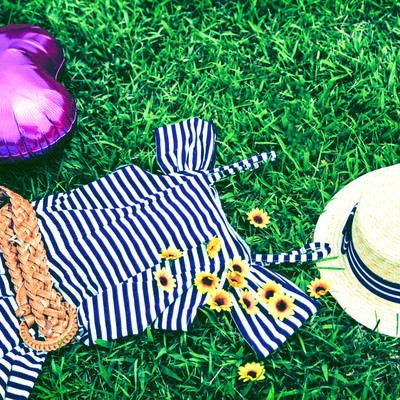 麦わら帽子と女子の夏服の写真