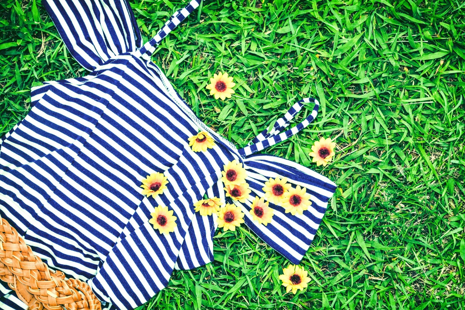 「夏服とお花のブローチ」の写真