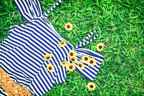 夏服とお花のブローチの写真