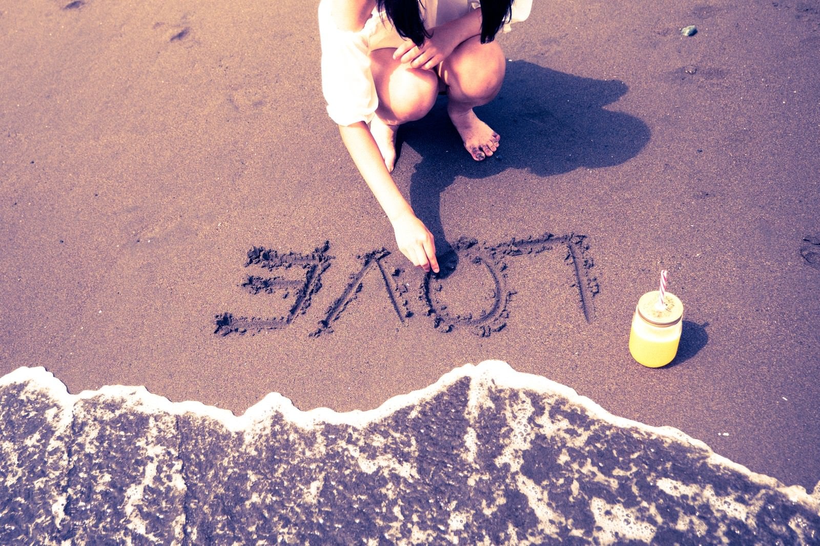 「砂浜に書いたLOVEの文字」の写真