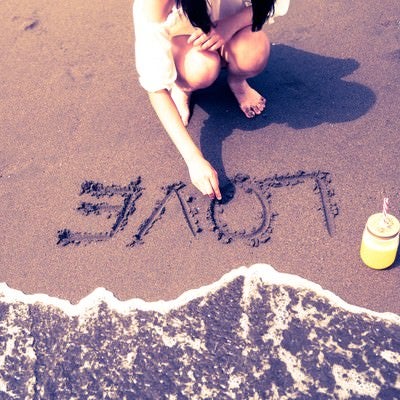 砂浜に書いたLOVEの文字の写真