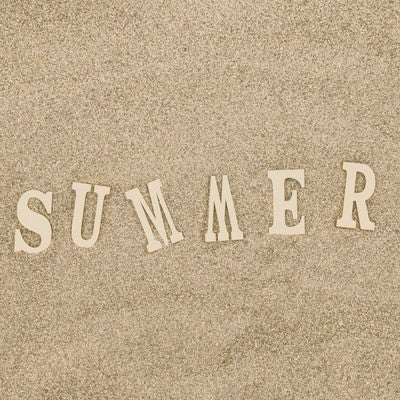 砂浜と「SUMMER」の文字の写真