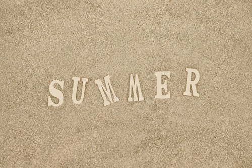 砂浜と「SUMMER」の文字の写真
