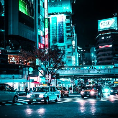 渋谷駅前の車の写真