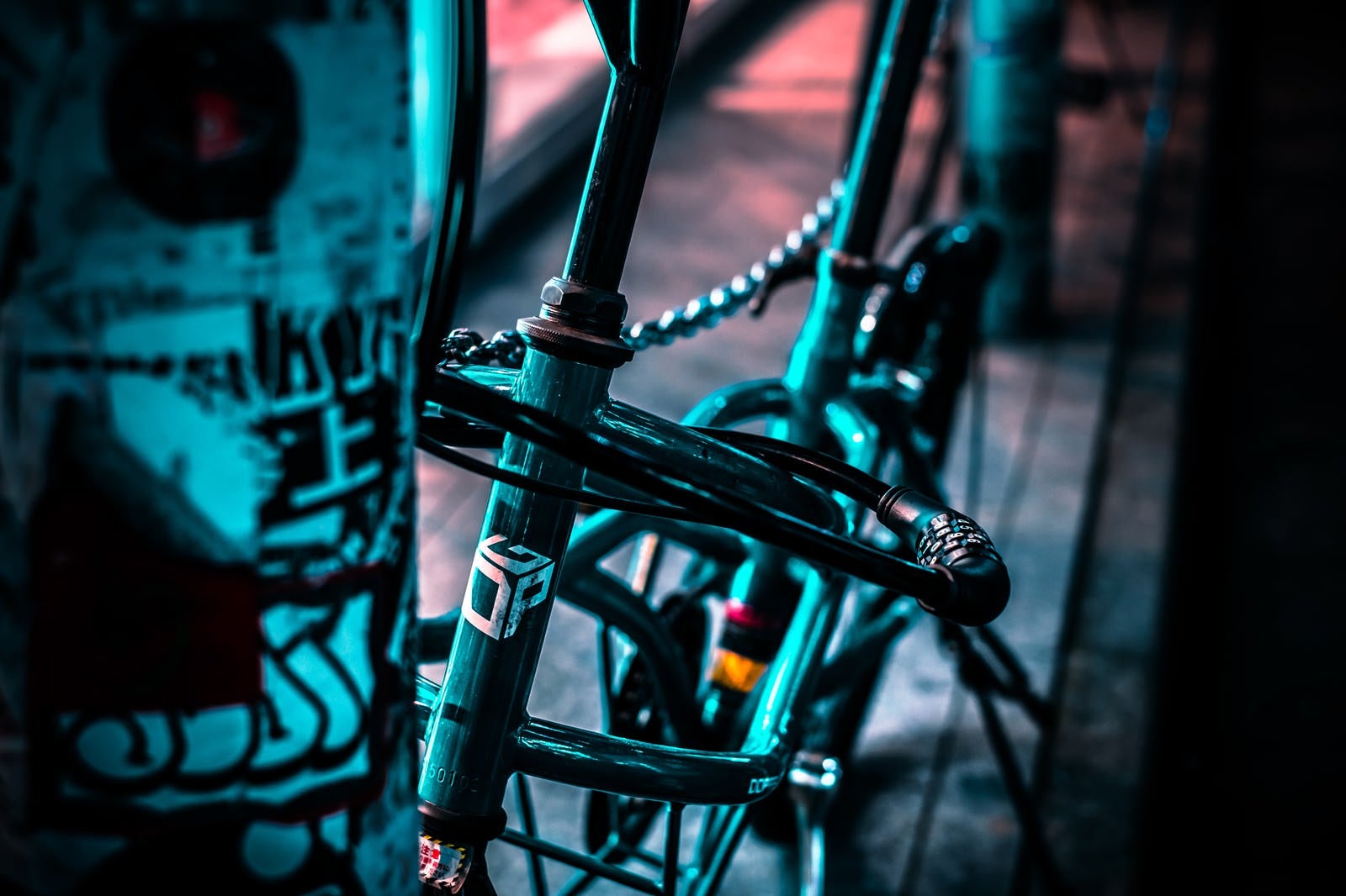 「路肩に鍵をかけて停まる自転車」の写真