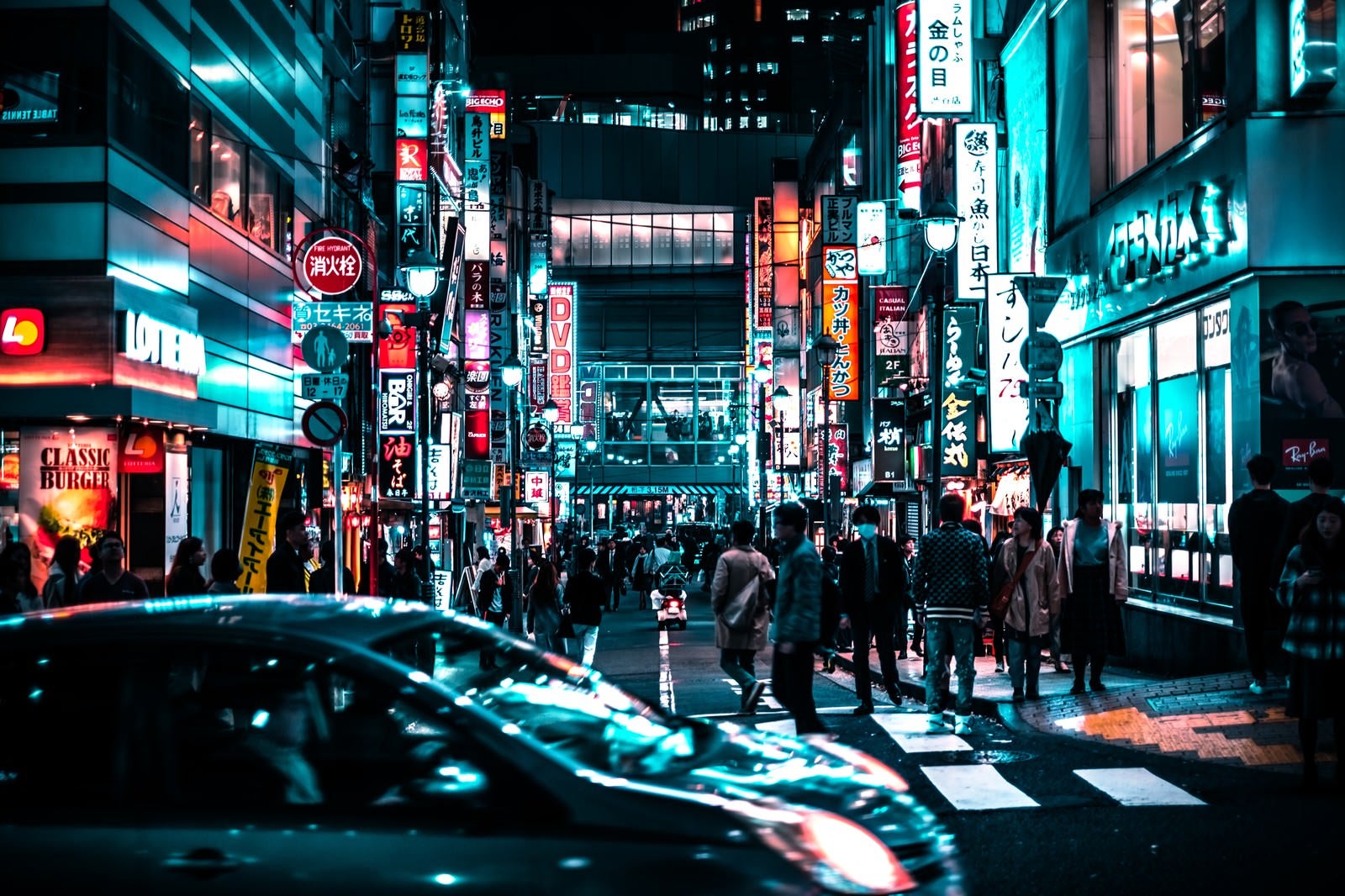 「夜の路地裏を歩く通行人（渋谷）」の写真
