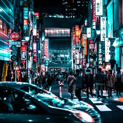 夜の路地裏を歩く通行人（渋谷）の写真
