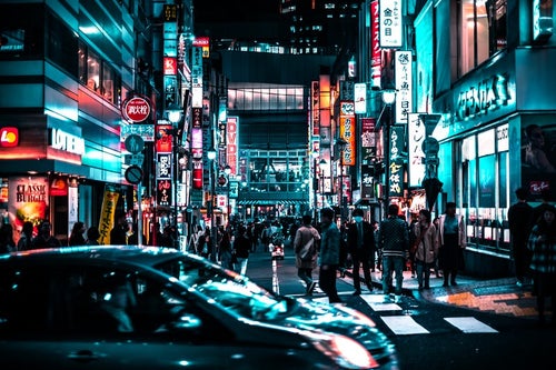 夜の路地裏を歩く通行人（渋谷）の写真