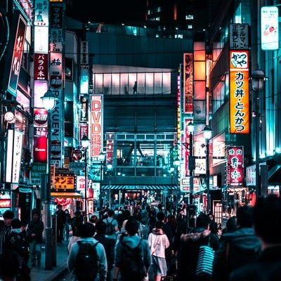 渋谷の深夜の歓楽街、ネオンと人混みの裏路地の写真