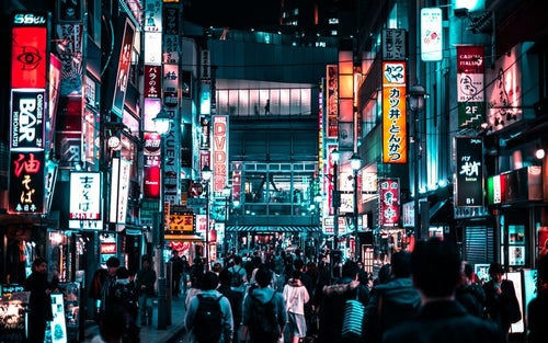 渋谷の深夜の歓楽街の写真
