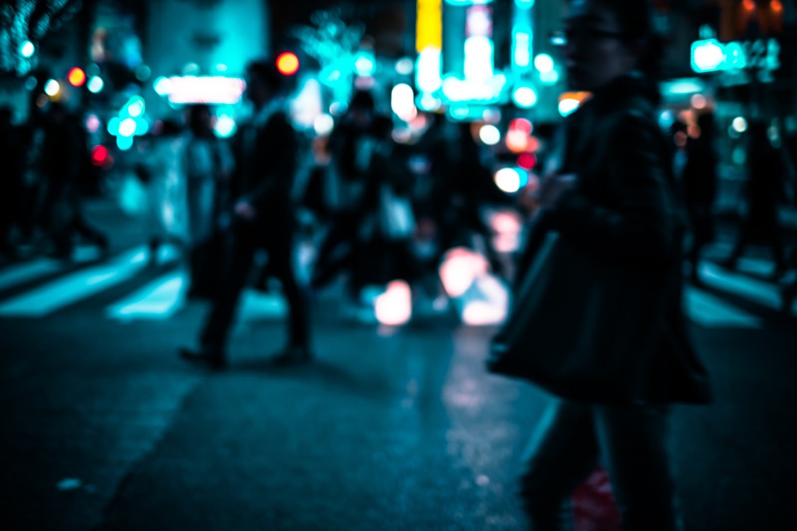 「横断歩道を渡る人の群れ（夜間）」の写真