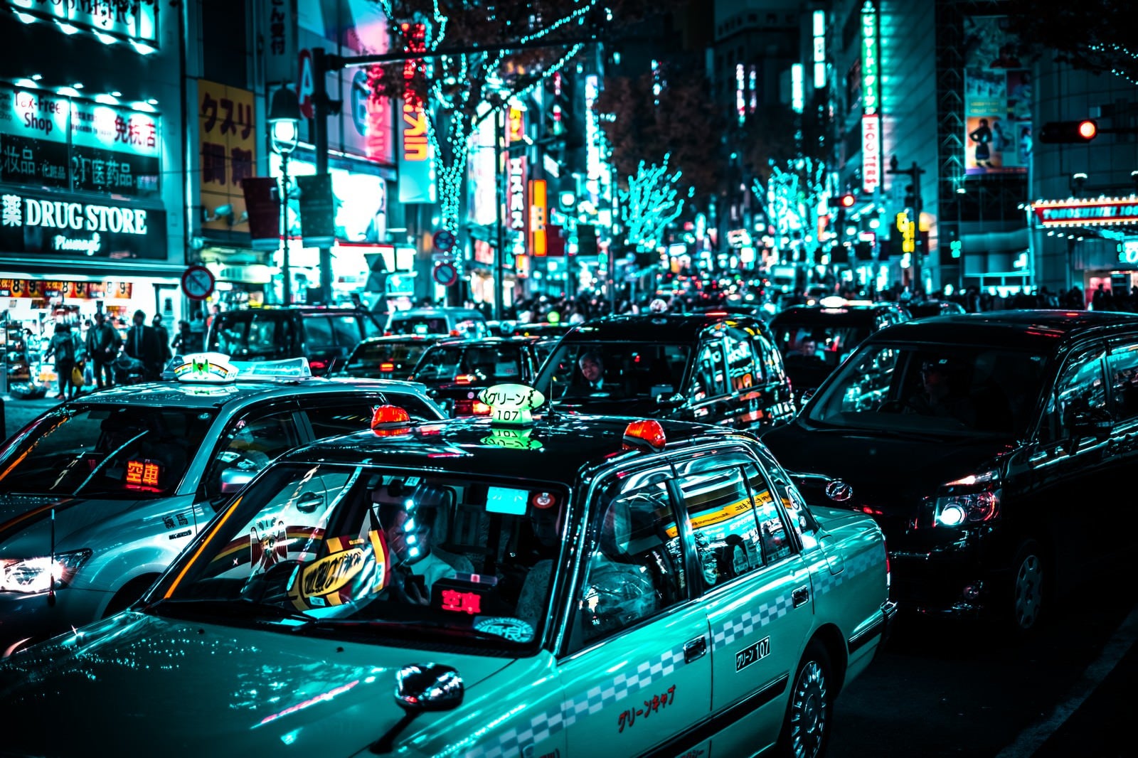 「赤信号待ちするタクシーの列（渋谷駅前）」の写真