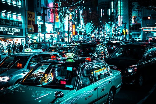 赤信号待ちするタクシーの列（渋谷駅前）の写真
