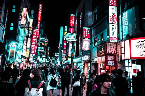 夜の渋谷センター街の人混みの写真