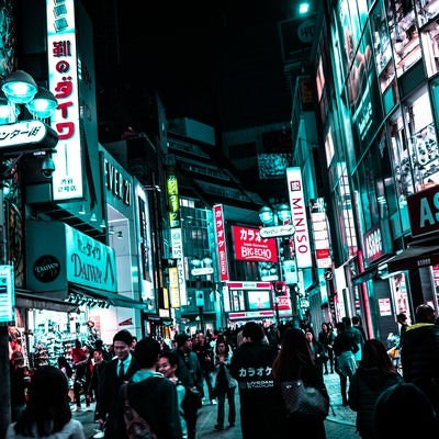 夜の渋谷センター街を行き交う通行人の写真