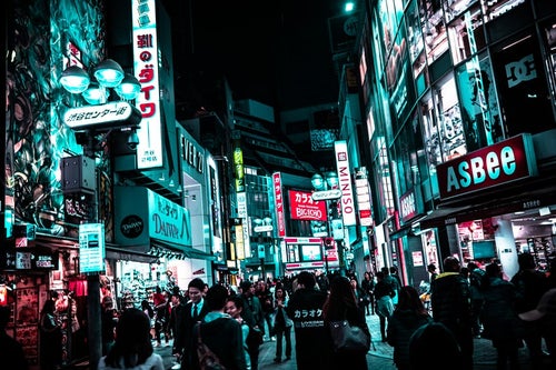 夜の渋谷センター街を行き交う通行人の写真