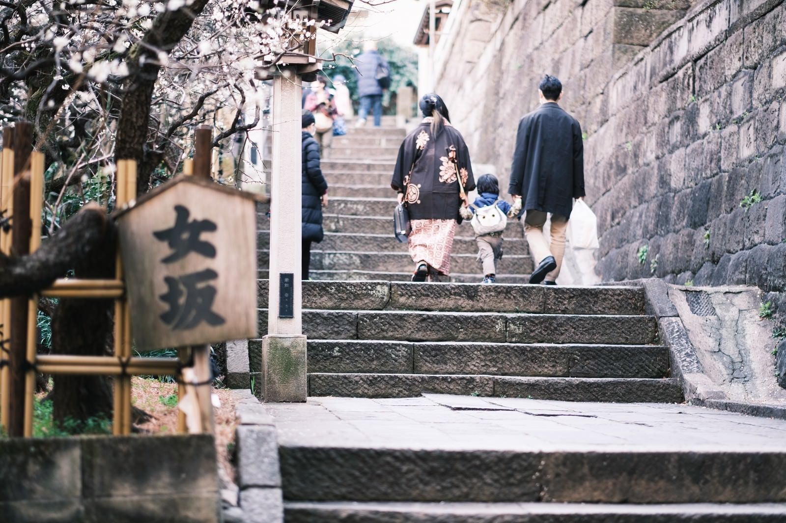 「湯島天神に向かう女坂をのぼる親子」の写真