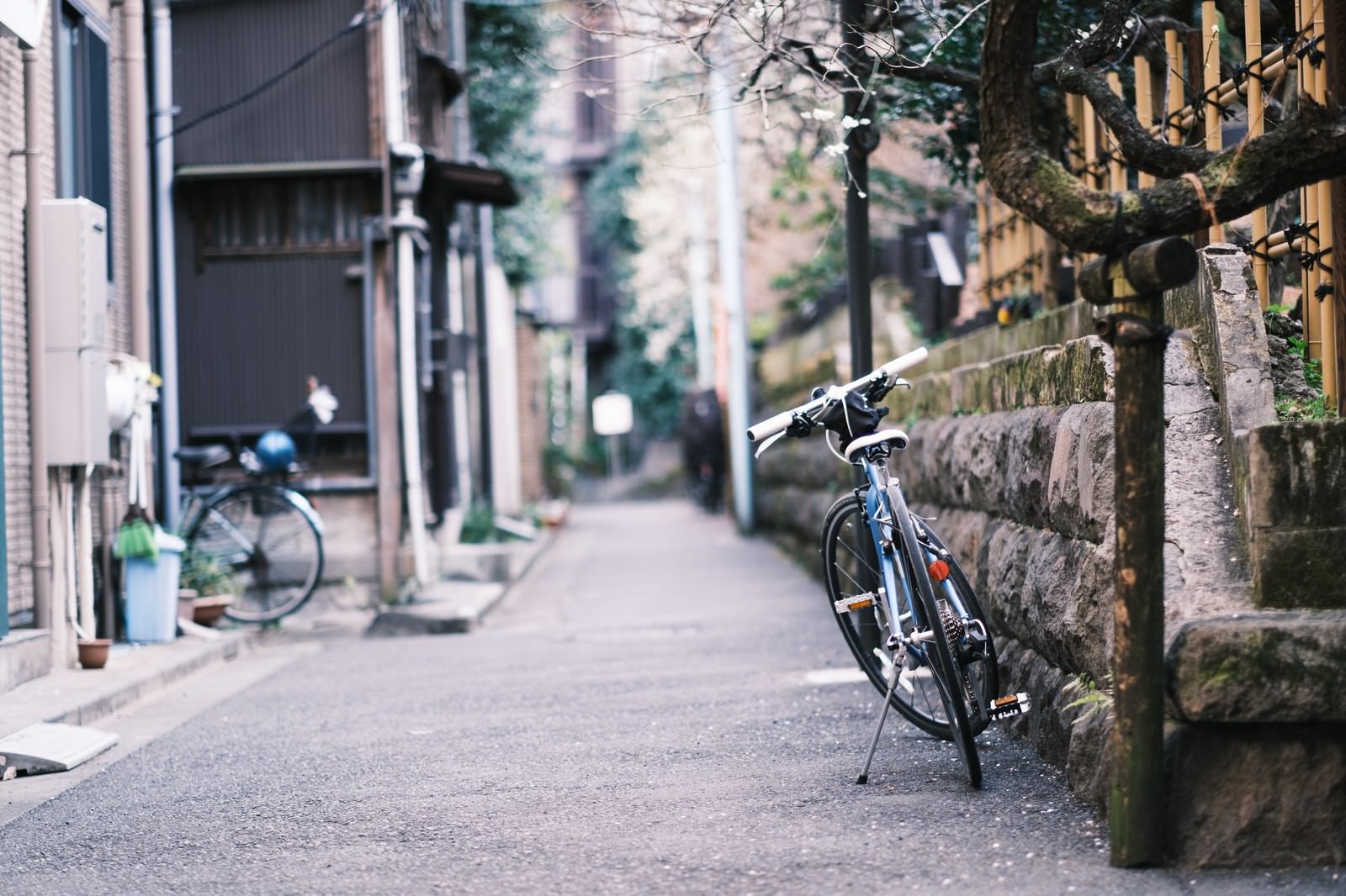 「路地に停めた自転車」の写真