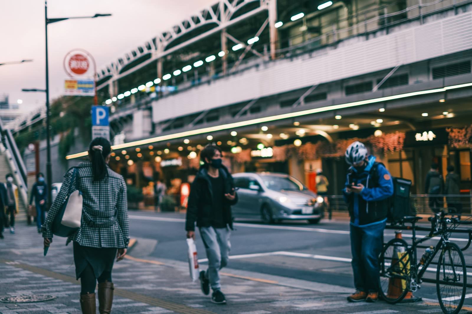 「駅前の歩道を行き交う通行人」の写真
