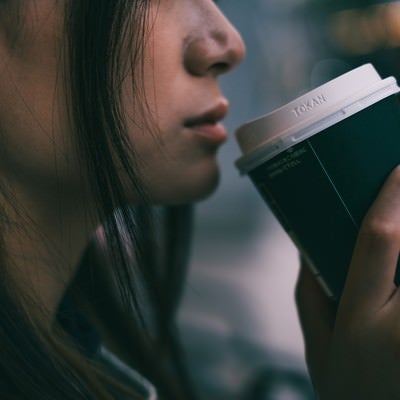 コーヒータイムの女性の口元の写真