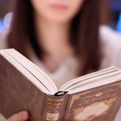 洋書を読む女性の写真