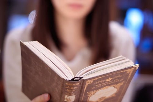 洋書を読む女性の写真