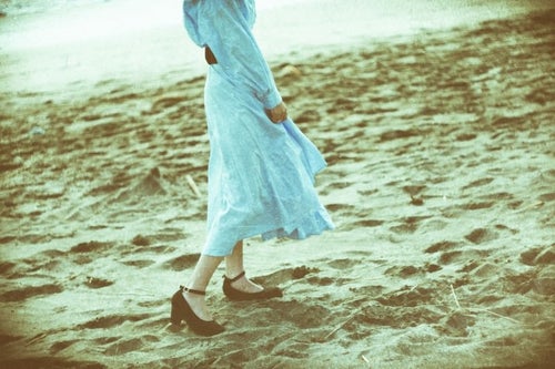 砂浜を彼女と歩く記録の写真