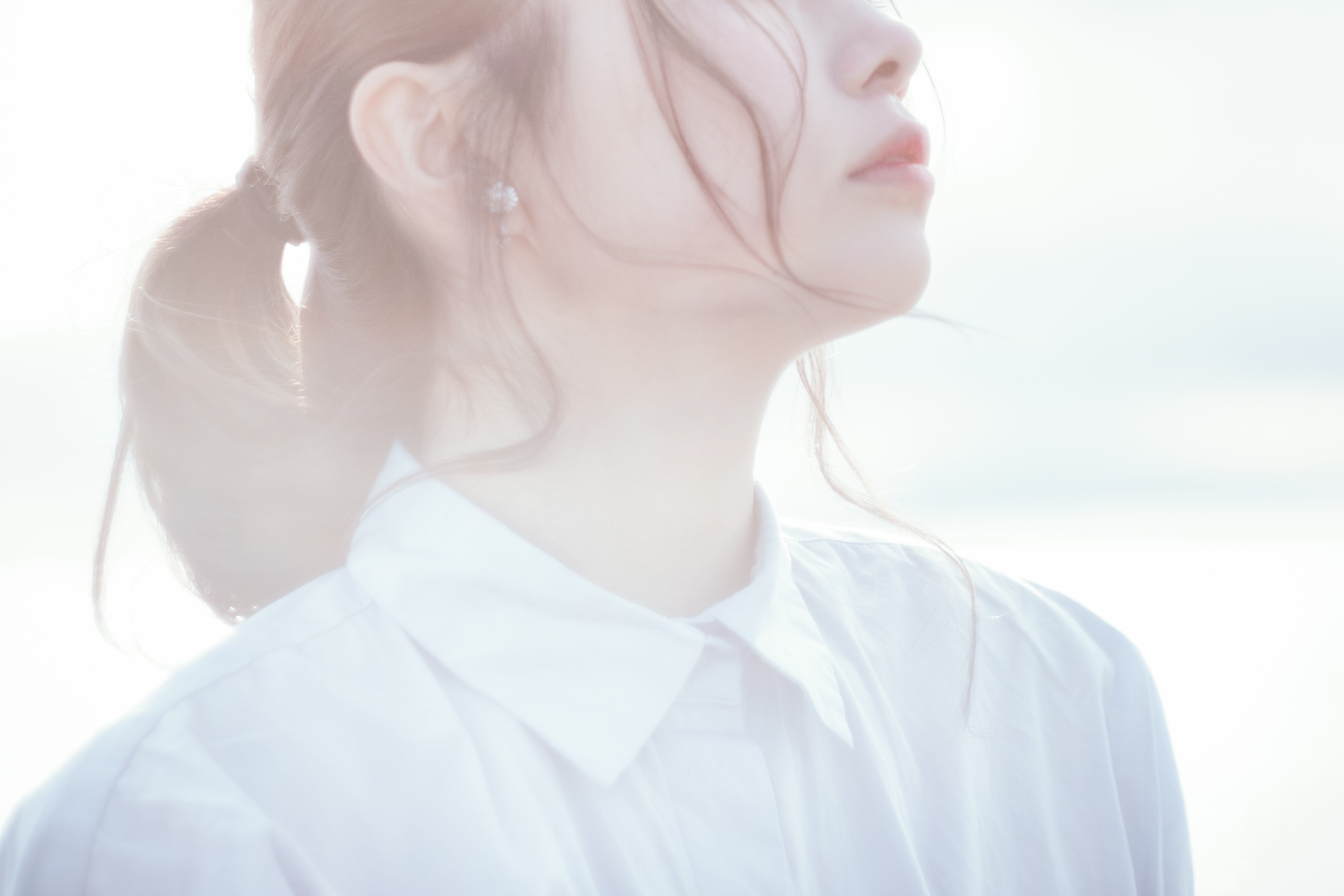 柔らかい逆光と寂しげな若い女性の横顔の無料の写真素材 - ID.22751